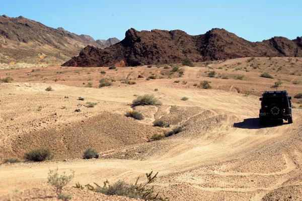 FW Gallery Demo Site Off-road Black vehicle in desert custom text